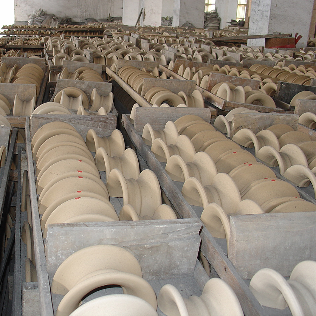 Ceramic saddles- producing process